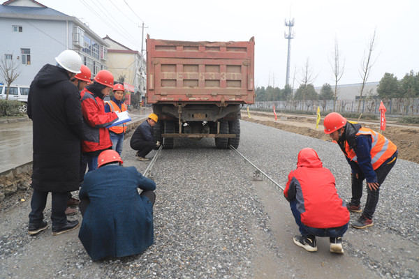 用實(shí)干贏得尊嚴(yán) 從奮斗書(shū)寫(xiě)青春