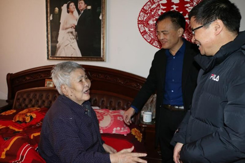 陜煤建設(shè)機電安裝公司春節(jié)前夕走訪慰問退休職工家庭