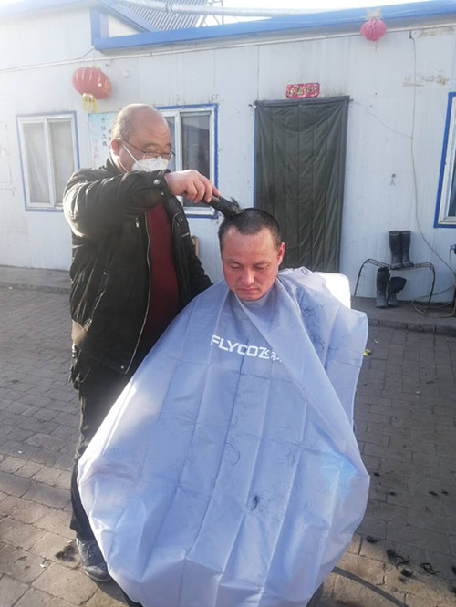 陜煤建設(shè)機電安裝公司小保當項目部關(guān)愛職工從“頭”開始