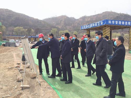 咸陽市紀(jì)委書記實(shí)地督導(dǎo)游客接待中心項(xiàng)目工程疫情防控及復(fù)工復(fù)產(chǎn)工作