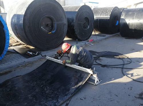 陜煤建設(shè)機(jī)電安裝公司小保當(dāng)項(xiàng)目部：擼起袖子安裝設(shè)備