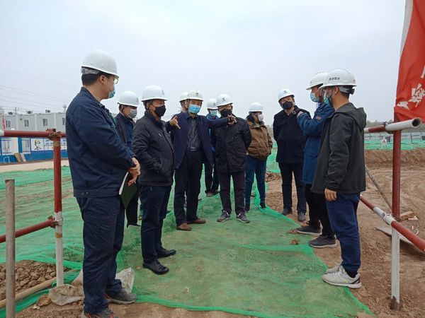 中央儲(chǔ)備糧新建項(xiàng)目領(lǐng)導(dǎo)小組組長(zhǎng)、指揮部指揮長(zhǎng)、副總經(jīng)理王錄印蒞臨天工公司中儲(chǔ)糧項(xiàng)目檢查指導(dǎo)工作
