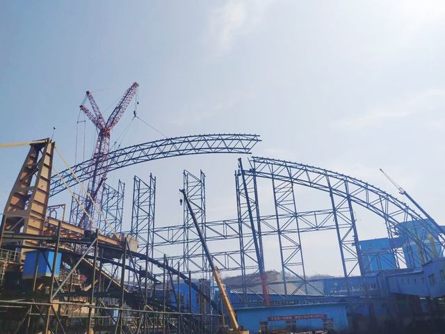 陜煤建設(shè)洗選煤運(yùn)營公司：清水川儲(chǔ)煤場封閉工程第一榀28軸A、B段管桁架吊裝完成