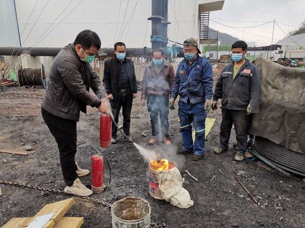 陜煤建設(shè)礦建二公司各項(xiàng)目部開展消防應(yīng)急演練活動