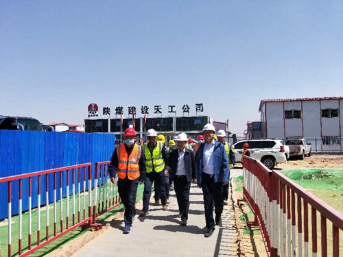 榆林化學(xué)公司董事長宋世杰蒞臨天工公司1、2#宿舍檢查指導(dǎo)工作