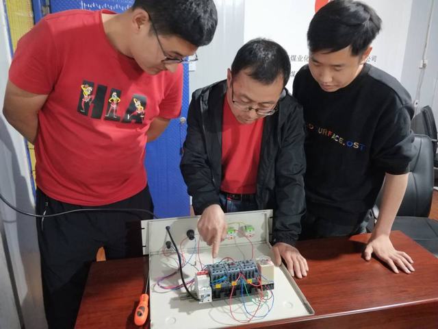 陜煤建設(shè)洗選煤運(yùn)營公司檸條塔運(yùn)營項(xiàng)目部：廢舊電箱巧變“練兵場(chǎng)” 導(dǎo)師帶徒實(shí)操出奇招