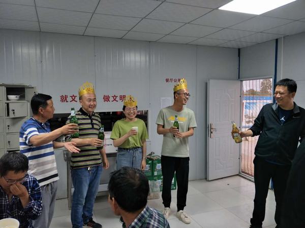 陜煤建設(shè)渭南分公司南京金龍項(xiàng)目部生日party正在進(jìn)行時(shí)