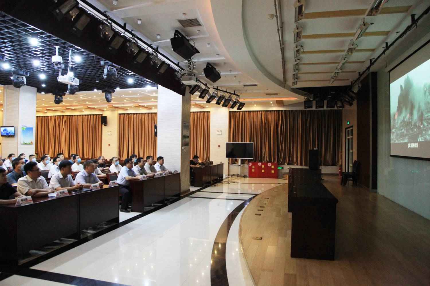 陜煤建設組織觀看“安全生產月”宣傳教育片