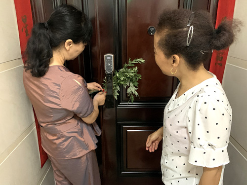 陜煤建設(shè)公司：龍灣水境小區(qū)物業(yè)開(kāi)展“送艾草、迎端午”活動(dòng)