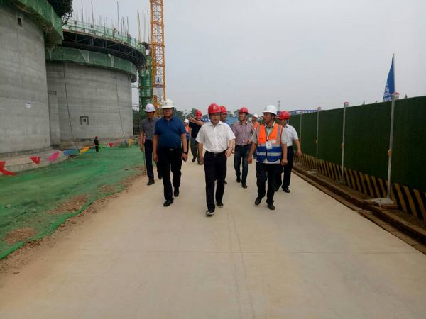 中儲糧西安分公司總經理戴中文、新建項目領導小組組長王錄印蒞臨天工公司承建的中儲糧淺圓倉工地檢查指導工作