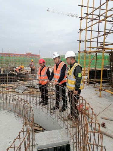 陜煤建設(shè)銅煤公司領(lǐng)導(dǎo)雙節(jié)前夕深入施工現(xiàn)場(chǎng)看望慰問一線職工