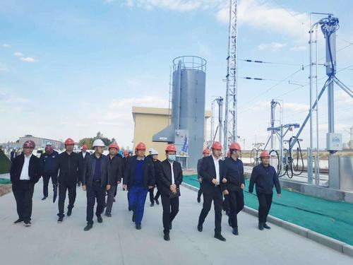 陜西省國(guó)資委宣傳處及各媒體采訪團(tuán)深入靖神鐵路孟家灣機(jī)輛中心建設(shè)項(xiàng)目施工現(xiàn)場(chǎng)