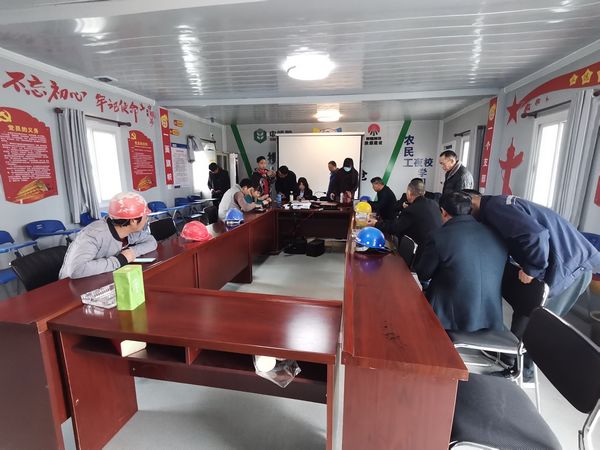 陜煤建設天工公司讓農(nóng)民工拿上工資卡 心里笑哈哈