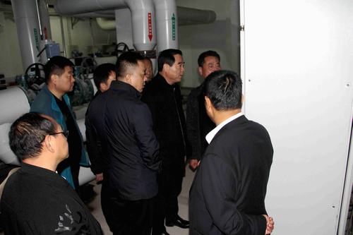 銅川礦業(yè)公司副總經(jīng)理郭全營一行深入銅煤1#、2#小區(qū)現(xiàn)場檢查指導(dǎo)供暖準(zhǔn)備工作