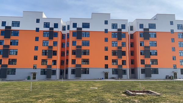 陜煤建設(shè)天工公司承建的小保當(dāng)1、2#公寓樓順利通過竣工驗(yàn)收