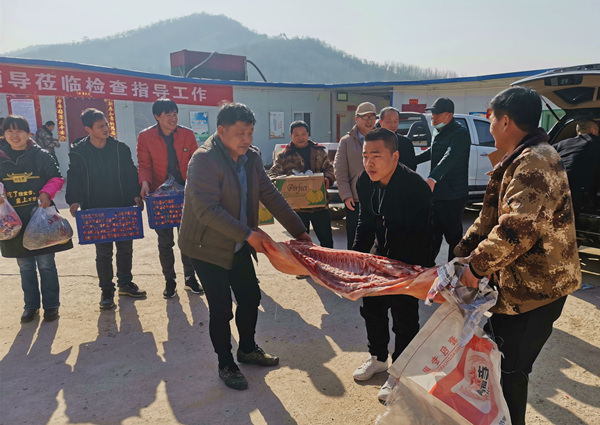 陜煤建設(shè)礦建三公司大年初一送“福”到工地！