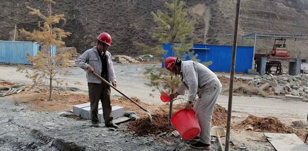 陜煤建設(shè)天工公司安裝三部開展“綠色施工、美化家園”義務(wù)植樹活動