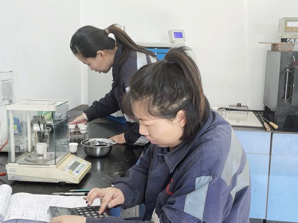 紅粉不嫌靛衣染，精測細(xì)析黑金成