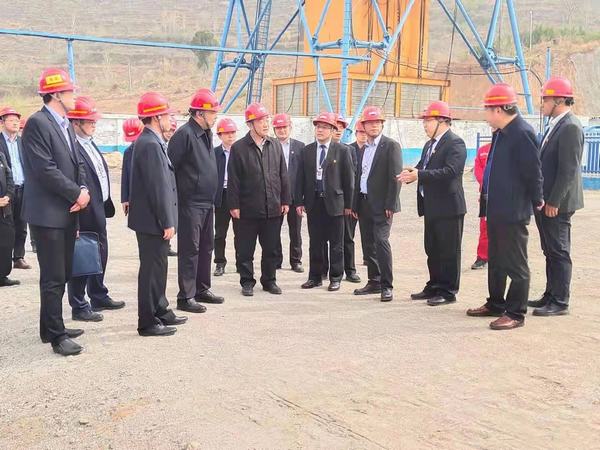 韓城礦業(yè)董事長張維新蒞臨陜煤建設礦建二公司王峰項目部檢查指導工作