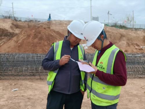 五一節(jié)日堅守一線的銅煤青年