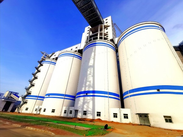 同舟共濟(jì)揚(yáng)帆起，乘風(fēng)破浪萬(wàn)里航