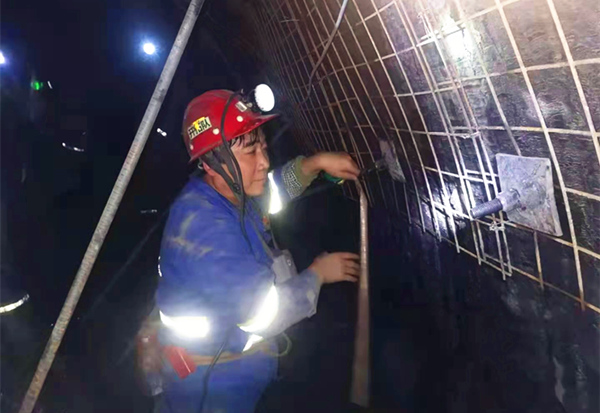 奉獻(xiàn)不言苦，追求無(wú)止境