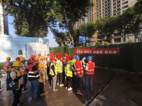 陜煤建設(shè)銅煤第二項(xiàng)目部開展為一線工人“送安全、送清涼、送健康、促和諧”活動