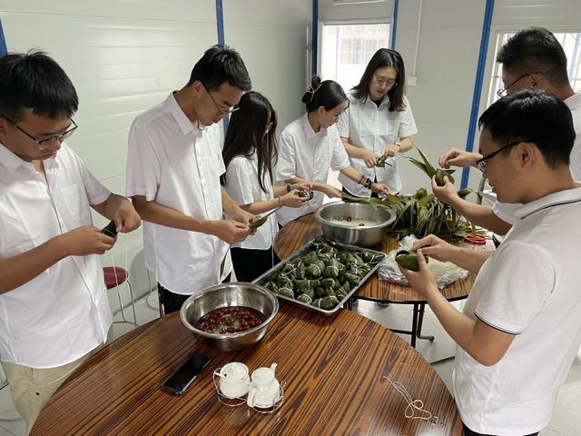 陜煤建設(shè)西北分公司開展“品味端午，傳承文明”包粽子活動