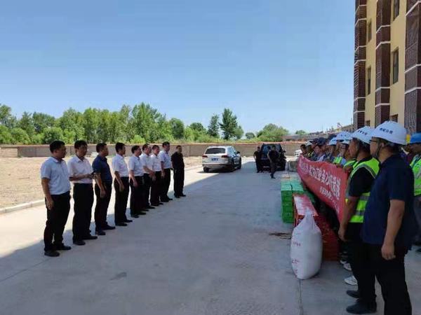 靖神鐵路公司黨委副書記、董事長陳俊濤為陜煤建設銅煤公司第八項目部靖神鐵路孟家灣機輛中心項目干部職工等送清涼