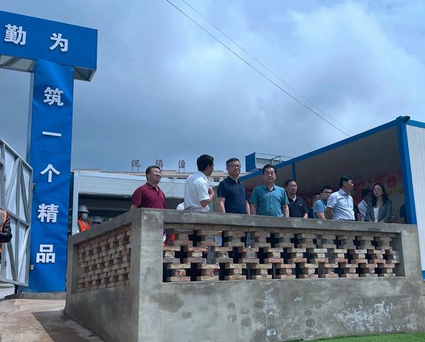 陜煤集團總經(jīng)理助理、戰(zhàn)略規(guī)劃委主任宋世杰一行蒞臨陜煤建設銅煤公司承建的王石凹游客服務中心項目檢查指導工作