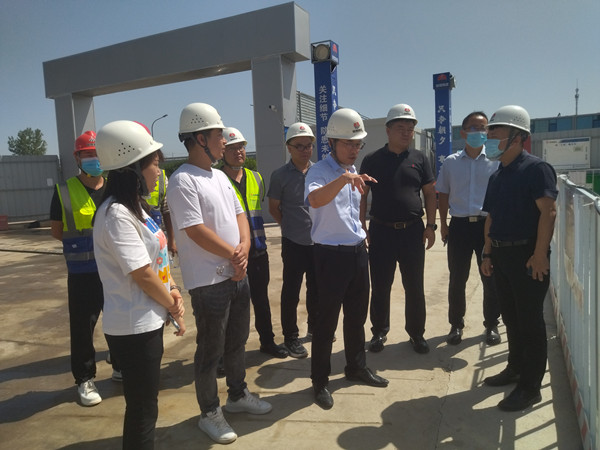 灃西新城黨委委員、管委會副主任薄磊一行蒞臨陜煤建設咸陽分公司承建的灃西新城第五學校項目調(diào)研指導工作