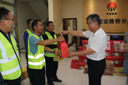 陜煤建設(shè)路橋分公司開(kāi)展中秋節(jié)前慰問(wèn)活動(dòng)