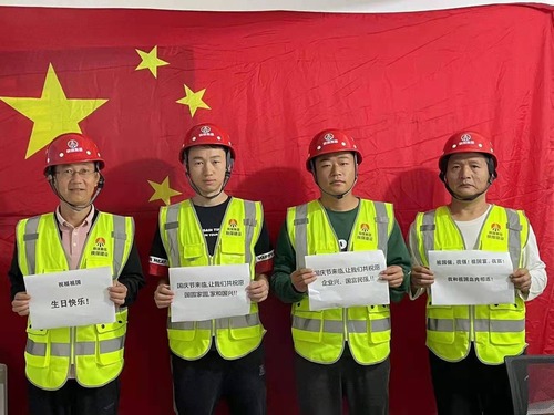 我和國(guó)旗合個(gè)影，曬出濃濃愛國(guó)情！