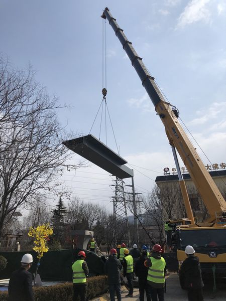 陜西彬長(zhǎng)大佛寺煤礦人行天橋工程鋼箱梁橋體順利完成吊裝合攏