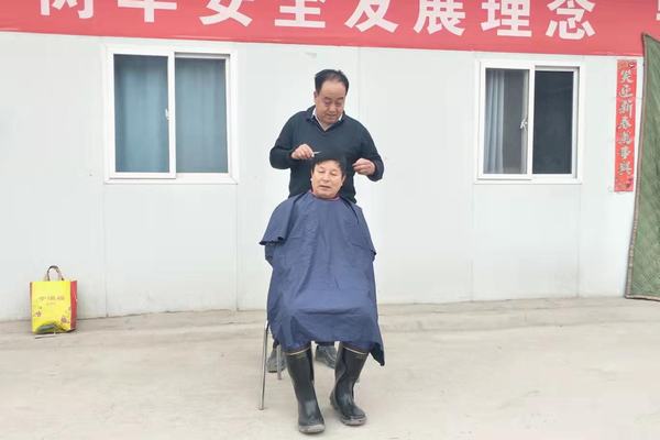 陜煤建設礦建二公司王峰項目部：“龍?zhí)ь^討彩頭”忙壞“托尼老師”