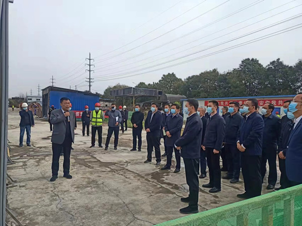 涇陽(yáng)縣縣委書(shū)記拓巍峰、縣長(zhǎng)郝瑞耀一行蒞臨陜煤建設(shè)咸陽(yáng)分公司涇陽(yáng)縣西城保障房項(xiàng)目觀摩調(diào)研