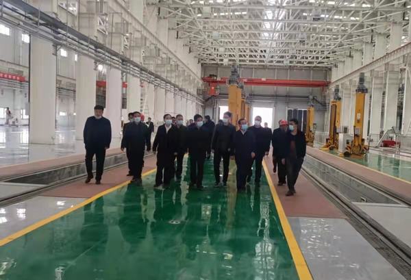 陜煤集團(tuán)陜西鐵路物流集團(tuán)黨委書(shū)記、董事長(zhǎng)趙國(guó)智蒞臨靖神鐵路孟家灣站機(jī)輛中心檢查指導(dǎo)工作