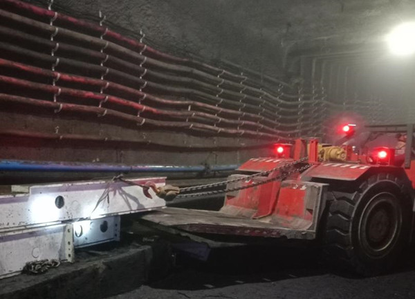 陜煤建設(shè)機(jī)電安裝公司順利完成曹家灘122108帶式輸送機(jī)拆除、回撤工程