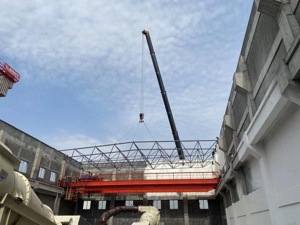 陜煤建設(shè)韓城分公司檸條塔礦井選煤廠二號主廠房工程鋼網(wǎng)架吊裝順利完成