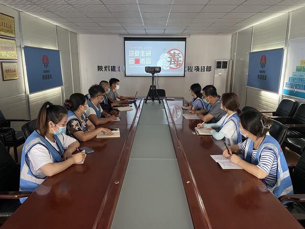 陜煤建設(shè)韓城分公司土建十一項(xiàng)目部禁毒宣傳入工地安全生產(chǎn)筑平安