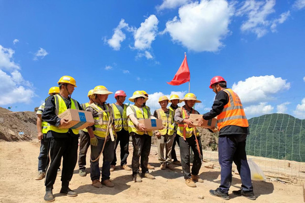 陜煤建設(shè)漢中分公司大西溝礦項(xiàng)目部開(kāi)展“送清涼”慰問(wèn)活動(dòng)