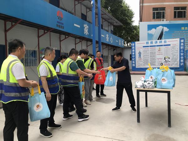 陜煤建設(shè)韓城分公司開(kāi)展“送清涼進(jìn)一線(xiàn)，為職工辦實(shí)事”活動(dòng)