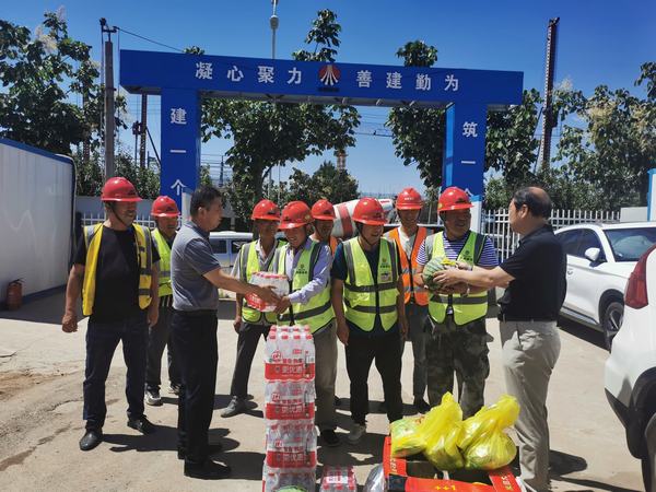 陜煤建設(shè)設(shè)備租賃中心黨政領(lǐng)導(dǎo)深入一線(xiàn)送清涼