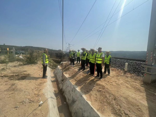 聞“汛”而動(dòng)，陜煤建設(shè)路橋分公司靖神鐵路項(xiàng)目部全力搶修水毀地段工程