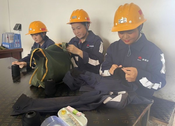 陜煤建設(shè)洗選煤運(yùn)營(yíng)公司神渭蒲城運(yùn)營(yíng)項(xiàng)目部開展“愛心縫補(bǔ) 情系安全”志愿服務(wù)活動(dòng)