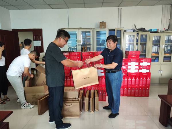 月餅送祝福，情意滿中秋