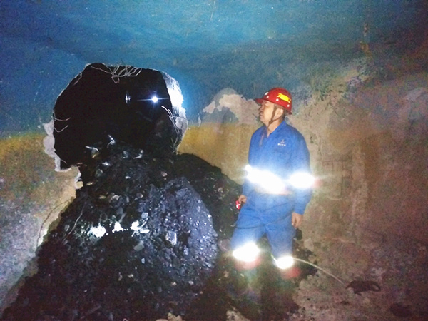 陜煤建設礦建三公司雙龍項目部116運輸順槽順利貫通