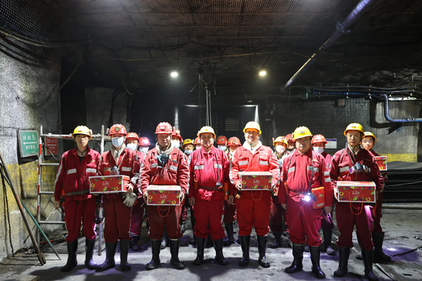 曹家灘礦業(yè)公司領(lǐng)導(dǎo)蒞臨陜煤建設(shè)機電安裝公司項目部檢查慰問