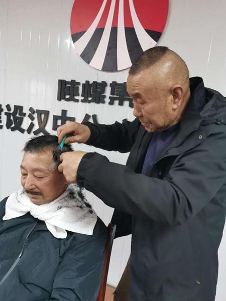 陜煤建設(shè)漢中分公司第五項(xiàng)目部開展愛(ài)心義剪活動(dòng)