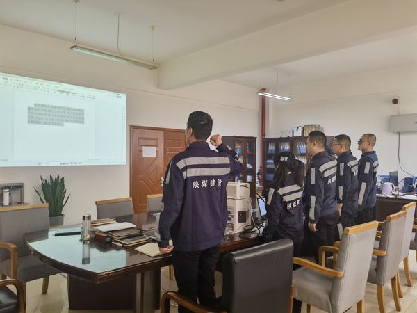 陜煤建設(shè)洗選煤運(yùn)營公司神渭蒲城運(yùn)營項(xiàng)目部黨支部：開展“轉(zhuǎn)作風(fēng) 提標(biāo)準(zhǔn) 爭第一 走在前”主題黨日活動(dòng)